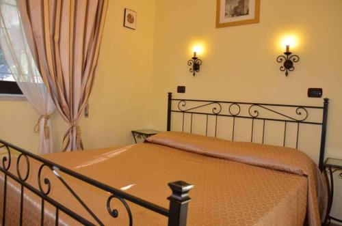1 dormitorio con cama y ventana en Villa kate, en Taormina