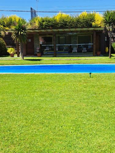 Κήπος έξω από το Hosteria y Cabañas Rucantu