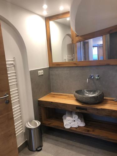ein Bad mit einem Waschbecken und einem Spiegel in der Unterkunft Gästehaus Wieshof in Vent