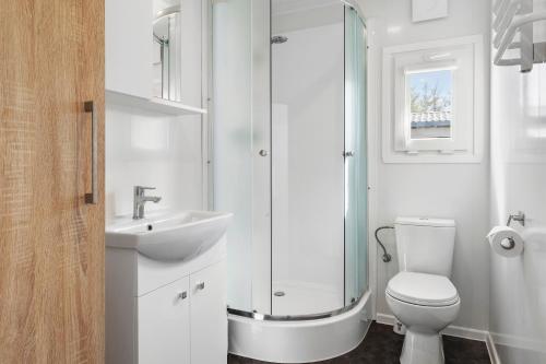 bagno bianco con servizi igienici e lavandino di First Camp Klim Strand - Nordvestkysten a Fjerritslev