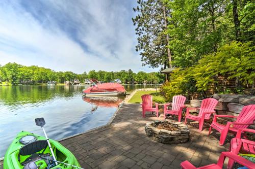 Galeriebild der Unterkunft 11 Mi to Snow Snake Ski! Lake House with Boat Dock in Lake