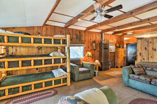Northern Michigan Lake House with Boat Dock and Kayaks في ليك: غرفة نوم مع سرير بطابقين وغرفة معيشة