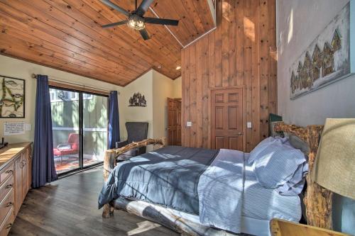1 dormitorio con cama y techo de madera en Spacious Lake Arrowhead Home with Game Room and Deck!, en Lake Arrowhead