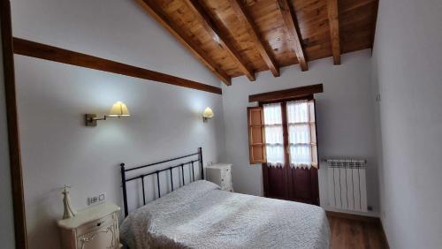 a bedroom with a bed and a window at Apartamento Casa Male in Pimiango
