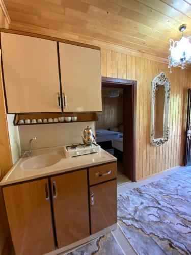 - une cuisine avec un évier et un miroir dans l'établissement Yüce Suite, à Uzungöl