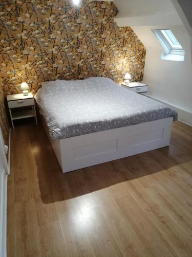 um quarto com uma cama e duas mesas de cabeceira em Sainte Cécile em Boulogne-sur-Mer