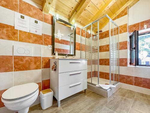 een badkamer met een toilet en een douche bij Cosy&star in Salvan