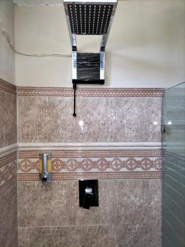 a light in a bathroom with a shower at LOFT PLAYAS "A" , a unos pasos del malecon estadio acuario y letras in Mazatlán