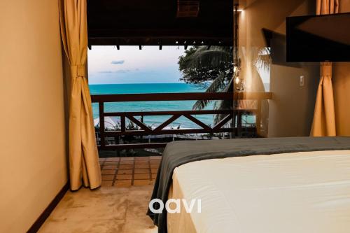 1 dormitorio con cama y vistas al océano en Pousada Marajoara - Quarto à Vista, en Pipa