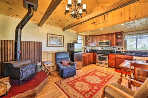 Η κουζίνα ή μικρή κουζίνα στο Idyllic Dolores Cabin with Fire Pit and Lake Views!