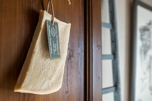 a tag hanging on a door with a window at Made in Lourmarin in Lourmarin