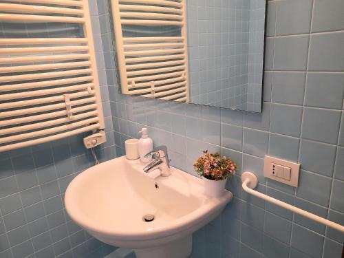 een badkamer met een wastafel en een spiegel bij Da Sofia apartment-parking in Cagliari