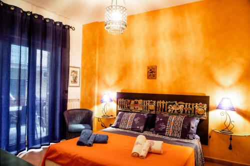 マイオーリにあるHoliday home Amalfi Coast Maioriのベッドルーム1室(ベッド1台、椅子付)