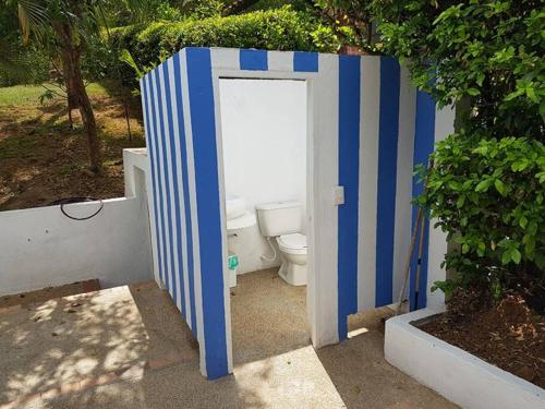 Un Paraíso para disfrutar y compartir cerca de Bogotá في ميلغار: حمام من اللون الأزرق والأبيض مع مرحاض في الخارج