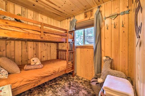 - une chambre avec 2 lits superposés dans une cabane en rondins dans l'établissement California Retreat with Deck, Fire Pit and Grill!, à Long Barn
