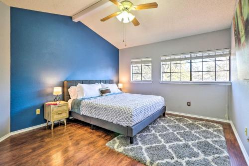 1 dormitorio con cama y pared azul en Cozy Austin Home with Yard Near Downtown! en Austin
