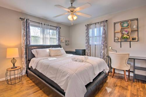 sypialnia z łóżkiem i wentylatorem sufitowym w obiekcie Atlanta Area Vacation Rental with Private Pool w mieście Hiram