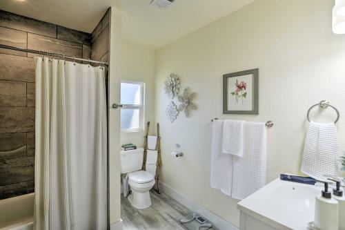 La salle de bains est pourvue de toilettes blanches et d'un lavabo. dans l'établissement Ideally Located Chico Home - Fire Pit and Grill, à Chico