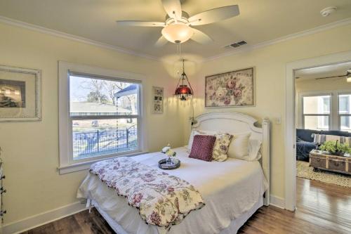 1 dormitorio con 1 cama y ventilador de techo en Ideally Located Chico Home - Fire Pit and Grill en Chico