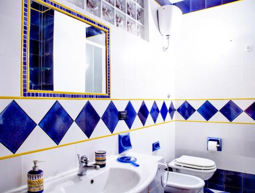 niebiesko-biała łazienka z umywalką i toaletą w obiekcie Holiday home Amalfi Coast Maiori w mieście Maiori