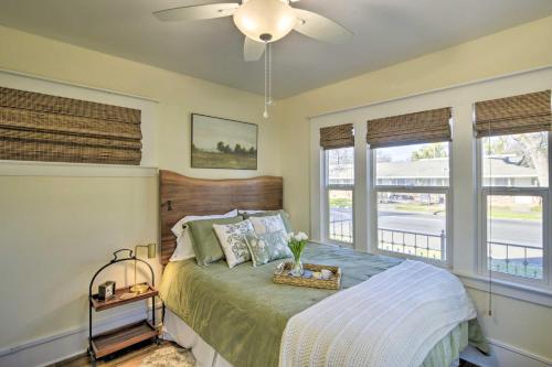 sypialnia z łóżkiem, wentylatorem sufitowym i oknami w obiekcie Centrally Located House in Chico with Gas Grill w mieście Chico