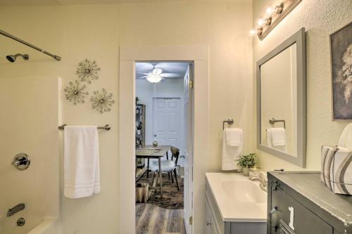 W łazience znajduje się umywalka, lustro i stół. w obiekcie Centrally Located House in Chico with Gas Grill w mieście Chico