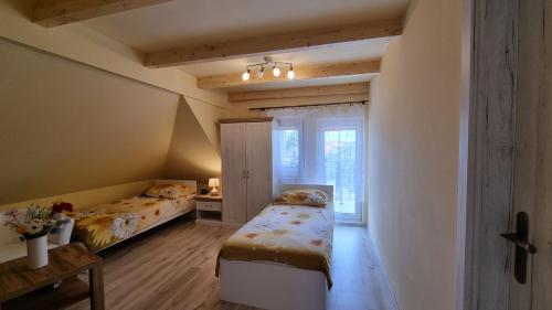Ένα ή περισσότερα κρεβάτια σε δωμάτιο στο Apartmány Sebastián