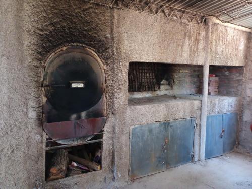 una cocina con horno de pizza en un edificio en Cabaña Lo Palma Potrerillos en Potrerillos
