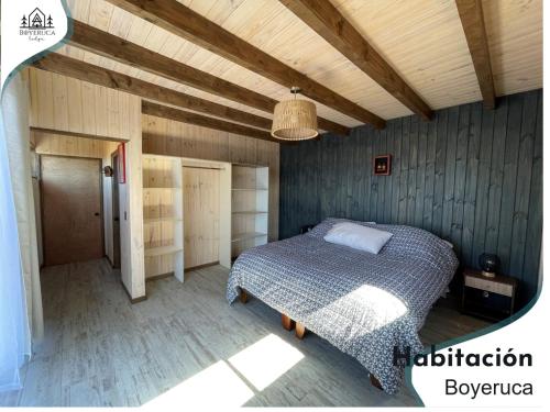 a bedroom with a bed and a wooden ceiling at Maravillosas Vistas Boyeruca Lodge in Vichuquén