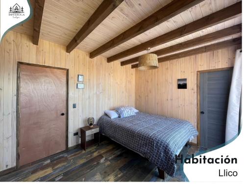 a bedroom with a bed and a wooden ceiling at Maravillosas Vistas Boyeruca Lodge in Vichuquén