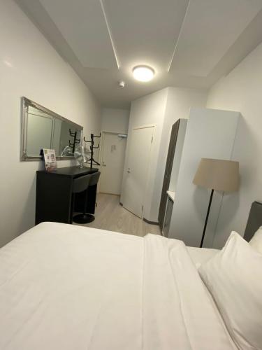 una camera con letto, scrivania e specchio di Akselin & Elinan Asema Oy a Pyhäntä