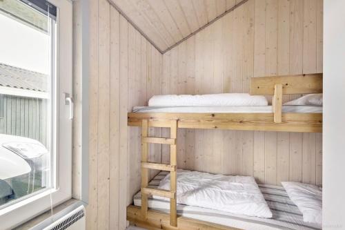 LakolkにあるFirst Camp Lakolk Strand Campingの小さな家 二段ベッド付