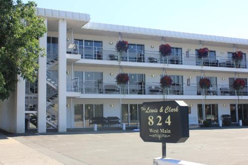 un edificio con una señal delante de él en Lewis & Clark Motel - Bozeman, en Bozeman