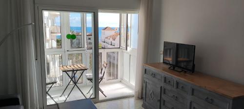 En balkon eller terrasse på Nerja Gaviota holidays piscina y playa