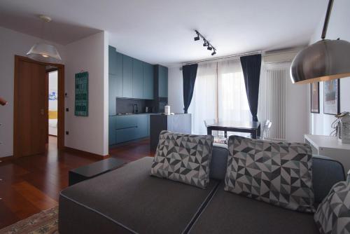 a living room with a couch and a kitchen at Padova Business Luxury Terrace in Padova