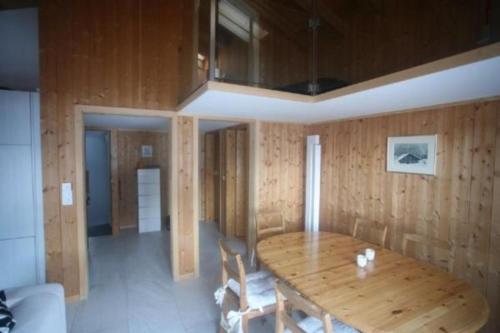 ein Esszimmer mit einem Holztisch und Stühlen in der Unterkunft Casa SagognLaax in Sagogn