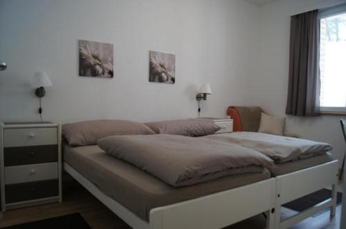1 dormitorio con 1 cama, vestidor y ventana en Ferienhaus "Ferme d'Alma", Wohnung "Moderne" en Ocourt