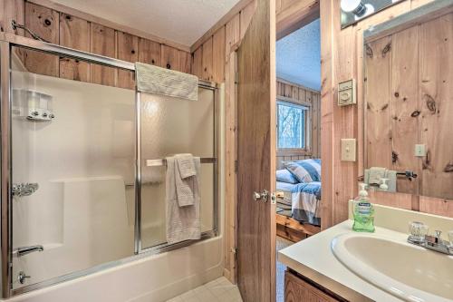 Ванна кімната в West Dover Vacation Rental about 6 Mi to Resort!