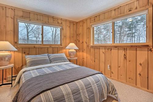 Ein Bett oder Betten in einem Zimmer der Unterkunft Relaxing Home Mins from Mt Snow, Hiking, and Lakes