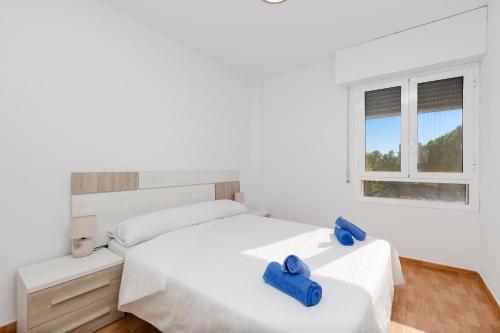 グラン・アラカントにあるINCREIBLE VISTAS - Grant Alacantのベッドルーム1室(白いベッド1台、青いタオル付)