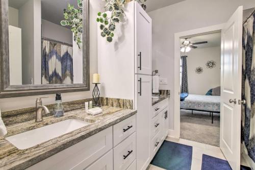 La salle de bains est pourvue d'un lavabo et d'un miroir. dans l'établissement Lago Vista Townhome Near Lake Travis!, à Lago Vista