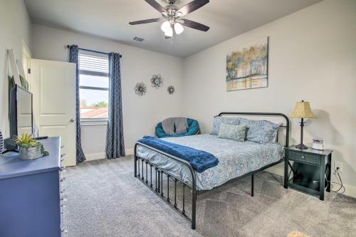 1 dormitorio con 1 cama y ventilador de techo en Lago Vista Townhome Near Lake Travis!, en Lago Vista