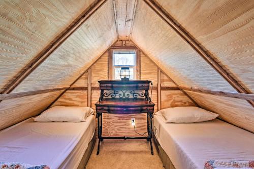 1 Schlafzimmer mit 2 Betten in einem dreieckigen Haus in der Unterkunft Tennessee Tiny Home about 24 Mi to Nashville in Greenbrier