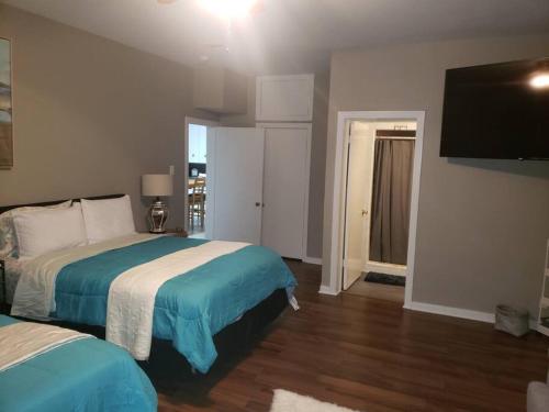 una camera da letto con due letti e una TV a schermo piatto di Rental Unit 1 Near NASA, Kemah, Galveston a La Marque