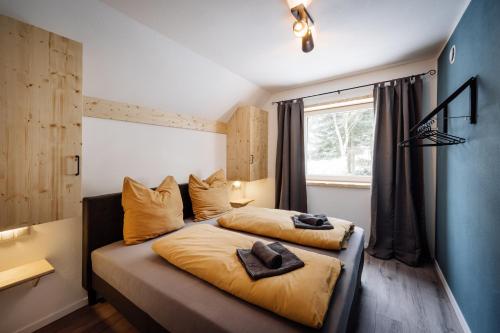 ビュートゲンバッハにあるUrlaub am Schwarzbach mit Sauna und Whilpoolのベッドルーム1室(ベッド1台、帽子2つ付)