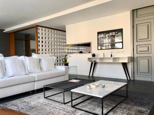 sala de estar con sofá blanco y mesa en Ipanema com Todo Conforto, en Río de Janeiro