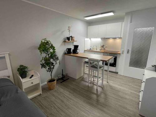 ein Wohnzimmer mit einer Küche und einem Tisch. in der Unterkunft Ferienwohnung in Freudenstadt-Kniebis in Freudenstadt