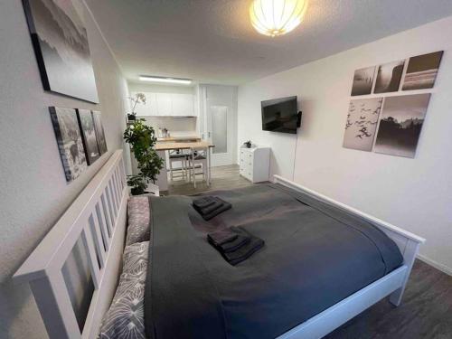ein Schlafzimmer mit einem großen Bett in einem Zimmer in der Unterkunft Ferienwohnung in Freudenstadt-Kniebis in Freudenstadt