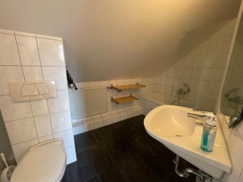 a bathroom with a toilet and a sink at Haus mit 4 Schlafmöglichkeiten in Hamburg