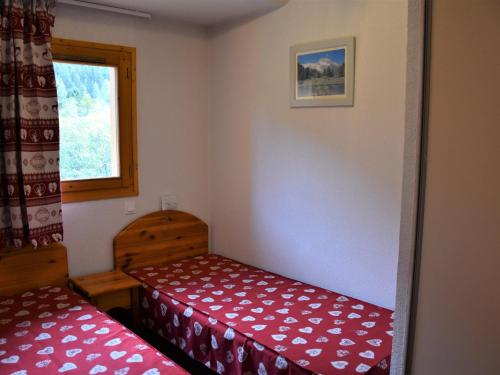 - une petite chambre avec 2 lits et une fenêtre dans l'établissement Appartement Pralognan-la-Vanoise, 3 pièces, 4 personnes - FR-1-464-157, à Pralognan-la-Vanoise